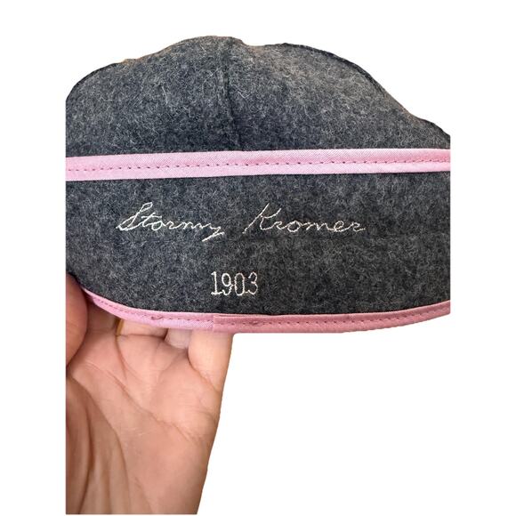 STORMY KROMER Women’s Wool Blend Gray with Pink Trim Cap Adult Size 7 1/4 - Picture 3 of 10